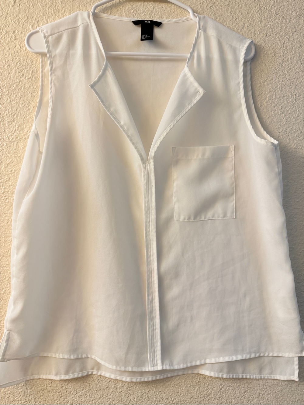 H&M White Sleeveless Collared V-Neck Blouse